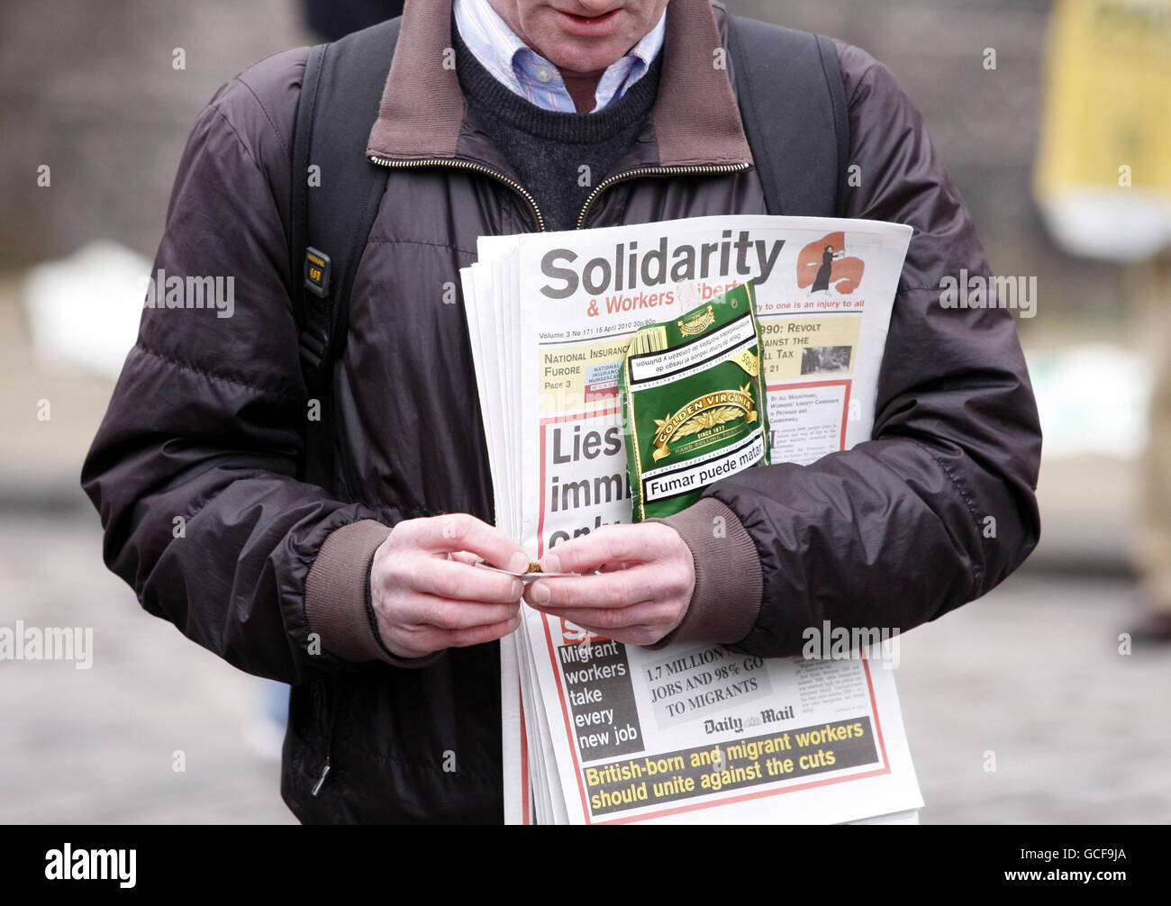 Manifestanti durante un raduno di maggio a Edimburgo. I manifestanti hanno marciato attraverso la storica città vecchia di Edimburgo in un raduno annuale del giorno di maggio sulla guerra in Afghanistan e tagli ai servizi pubblici. Foto Stock