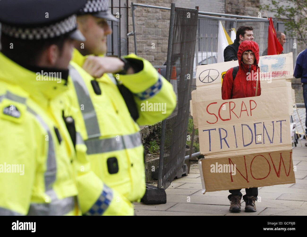 Manifestanti durante un raduno di maggio a Edimburgo. I manifestanti hanno marciato attraverso la storica città vecchia di Edimburgo in un raduno annuale del giorno di maggio sulla guerra in Afghanistan e tagli ai servizi pubblici. Foto Stock