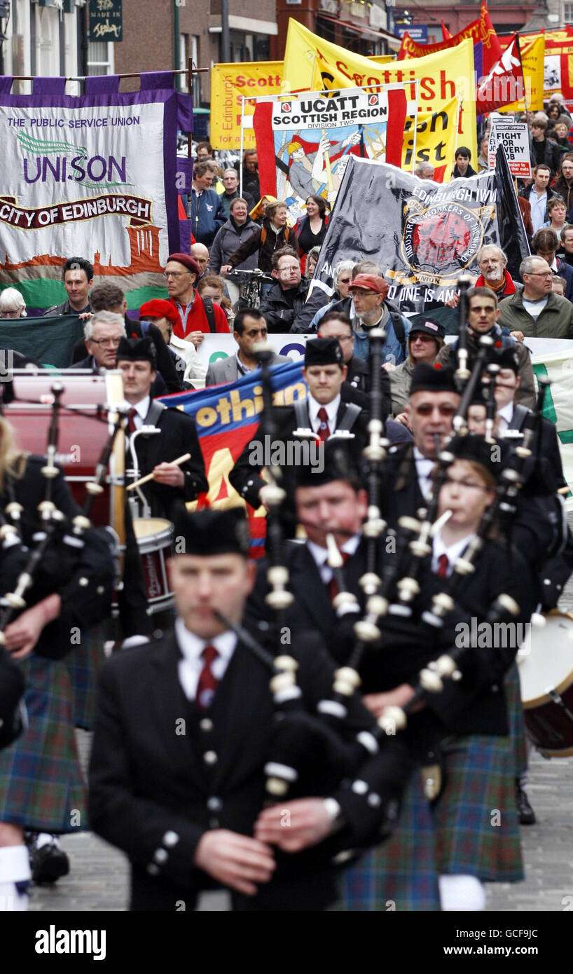 Manifestanti durante un raduno di maggio a Edimburgo. I manifestanti hanno marciato attraverso la storica città vecchia di Edimburgo in un raduno annuale del giorno di maggio sulla guerra in Afghanistan e tagli ai servizi pubblici. Foto Stock