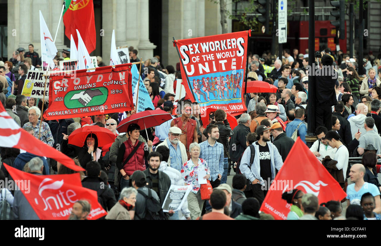 Un gruppo di dimostranti arriva durante un raduno del giorno di maggio di Trades Union a Trafalgar Square, nel centro di Londra Foto Stock