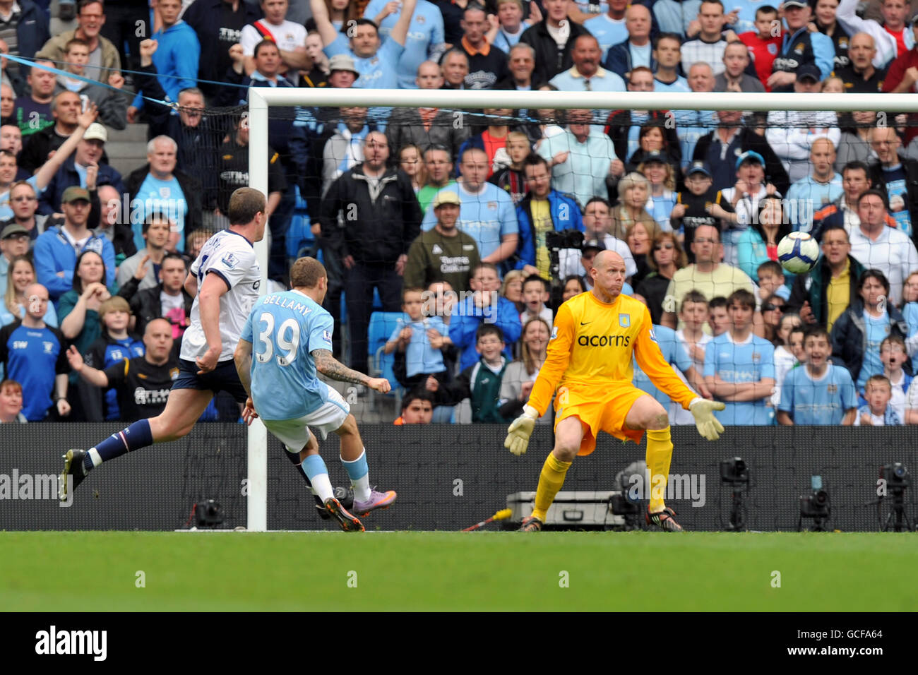 Il Craig Bellamy (centro) di Manchester City segna il terzo gol passato Aston Villa portiere Brad Friedel (a destra) Foto Stock