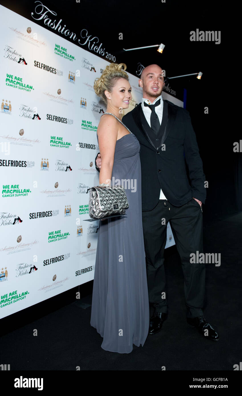 Il giocatore di Manchester City Stephen Ireland e il partner Jessica Lawlor arrivano a Fashion Kicks ospitati da Shay e Jayne dato in aiuto del Macmillan Cancer Support al Lancashire County Cricket Ground, Manchester. Foto Stock