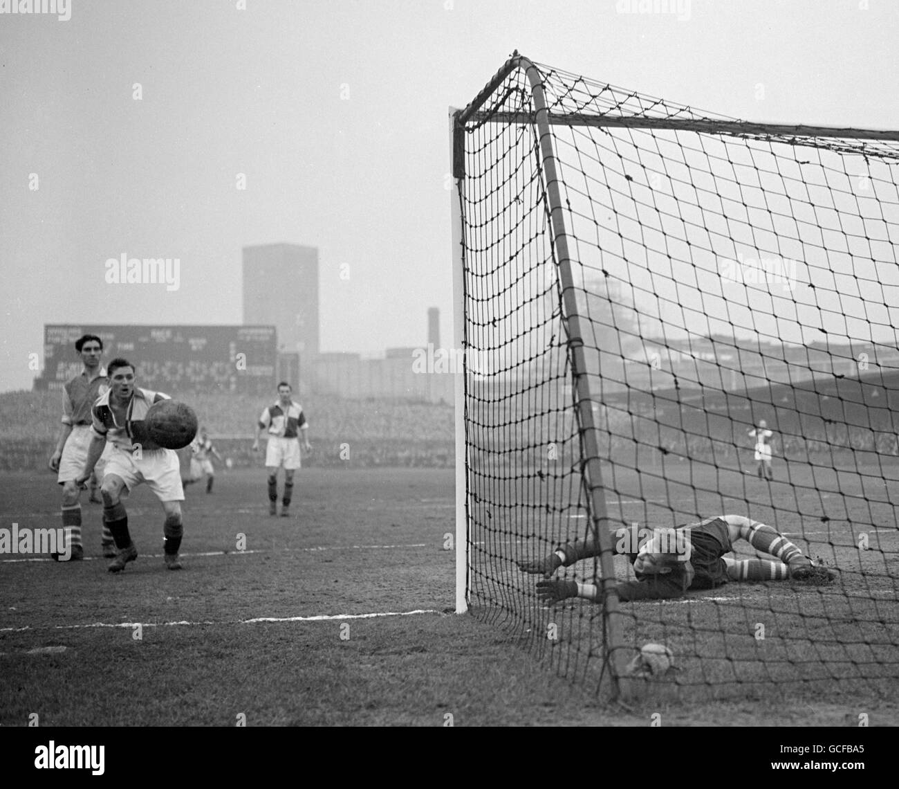 Calcio - League Division Three South - Bristol Rovers v Millwall - Memorial Stadium. Il portiere di Millwall Malcolm Finlayson si tuffa per deviare una testata da Vic Lambden, Bristol Rovers centro in avanti Foto Stock