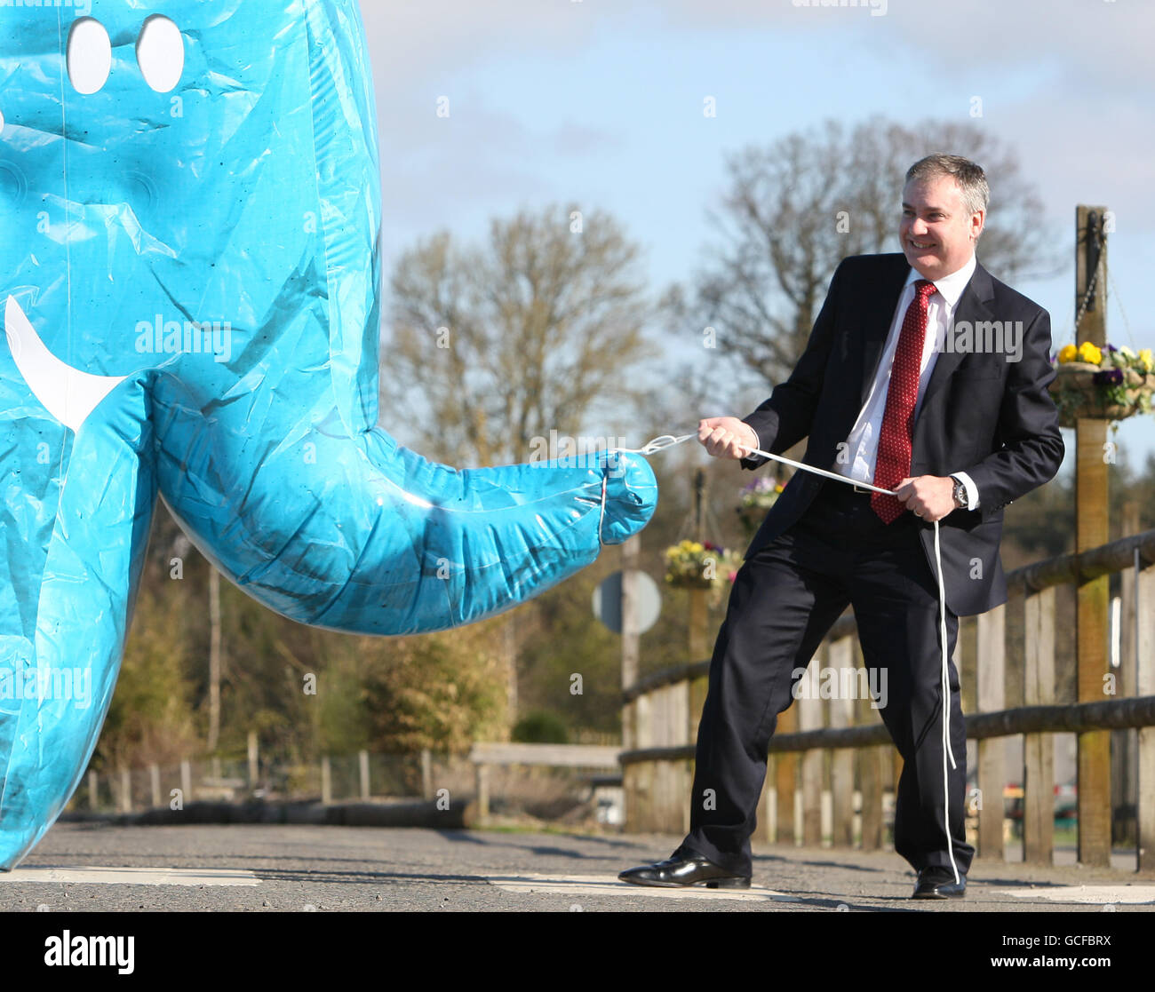 Il Segretario per l'ambiente Richard Lochhead con un elefante gonfiabile per lanciare la campagna di riciclaggio in tutto il paese, progetto Zero Waste, al Blair Drummond Safari Park. Foto Stock