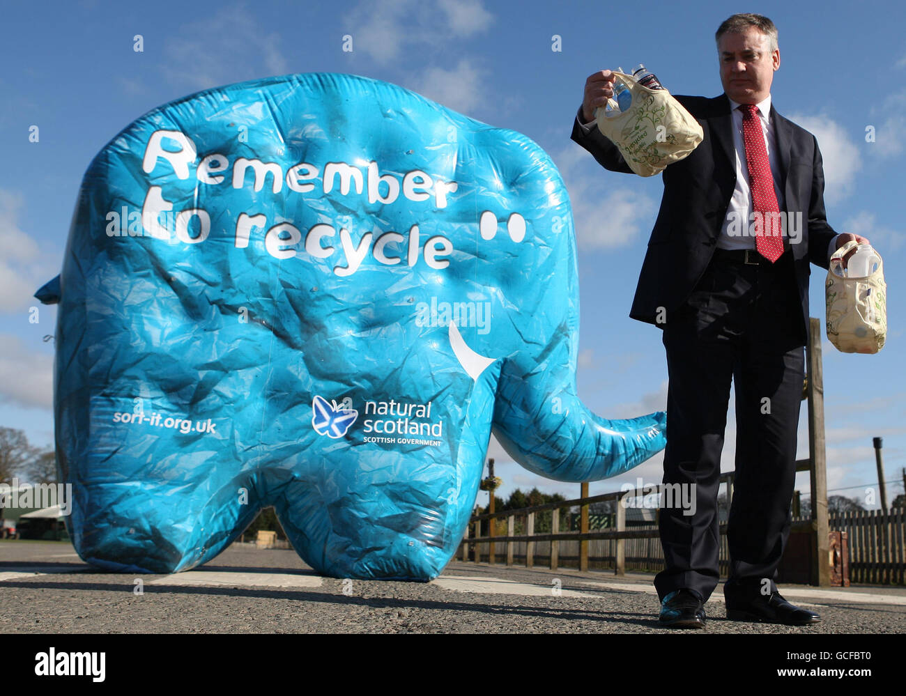 Il Segretario per l'ambiente Richard Lochhead con un elefante gonfiabile per lanciare la campagna di riciclaggio in tutto il paese, progetto Zero Waste, al Blair Drummond Safari Park. Foto Stock