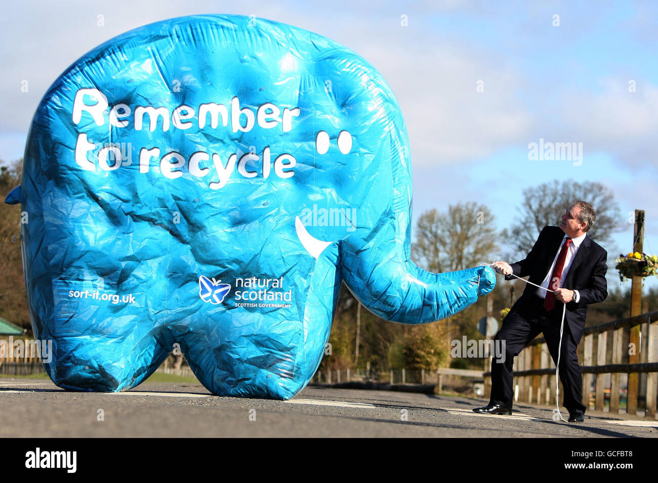 Il Segretario per l'ambiente Richard Lochhead con un elefante gonfiabile per lanciare la campagna di riciclaggio in tutto il paese, progetto Zero Waste, al Blair Drummond Safari Park. Foto Stock