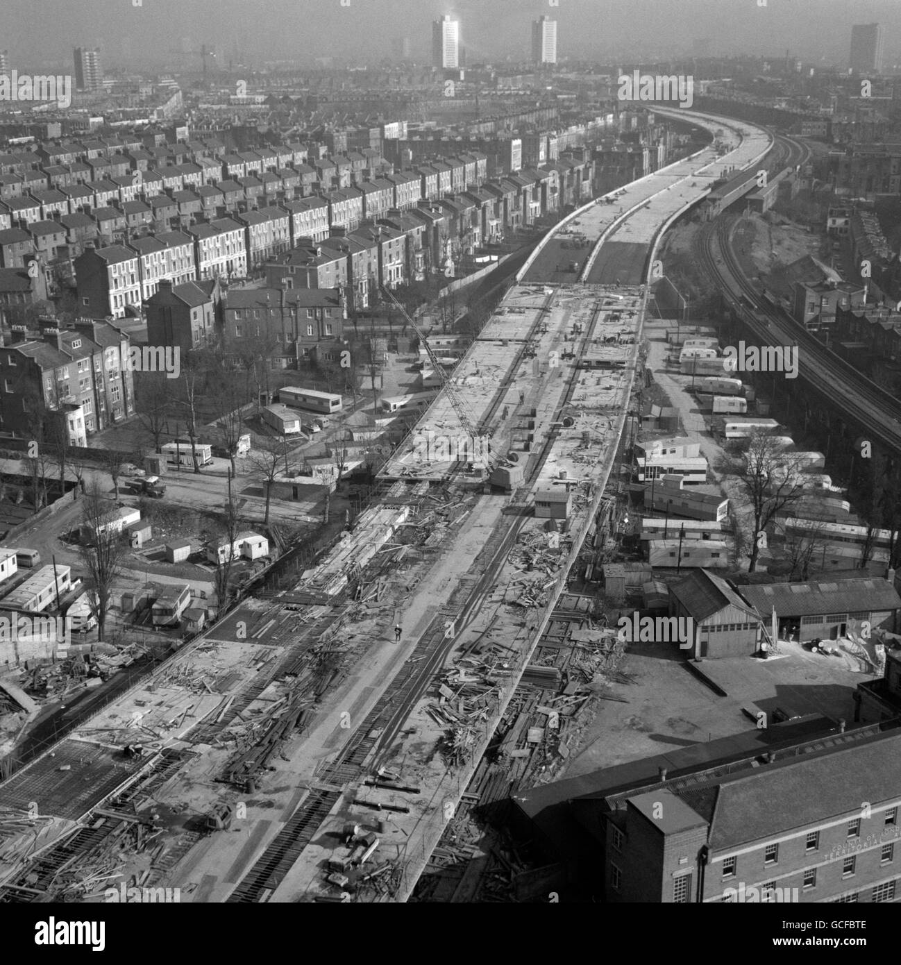 La Westway è in costruzione, una sezione a due carreggiate sopraelevata lunga 2.5 miglia della A40 nella parte ovest di Londra che va da Paddington a North Kensington. È stato costruito per alleviare la congestione a Shepherd's Bush causata dal traffico da Western Avenue. Foto Stock