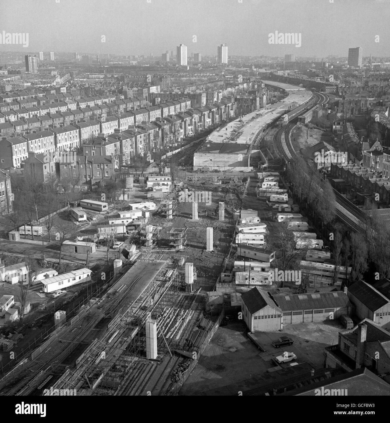 La Westway è in costruzione, una sezione a due carreggiate sopraelevata lunga 2.5 miglia della A40 nella parte ovest di Londra che va da Paddington a North Kensington. È stato costruito per alleviare la congestione a Shepherd's Bush causata dal traffico da Western Avenue. Foto Stock