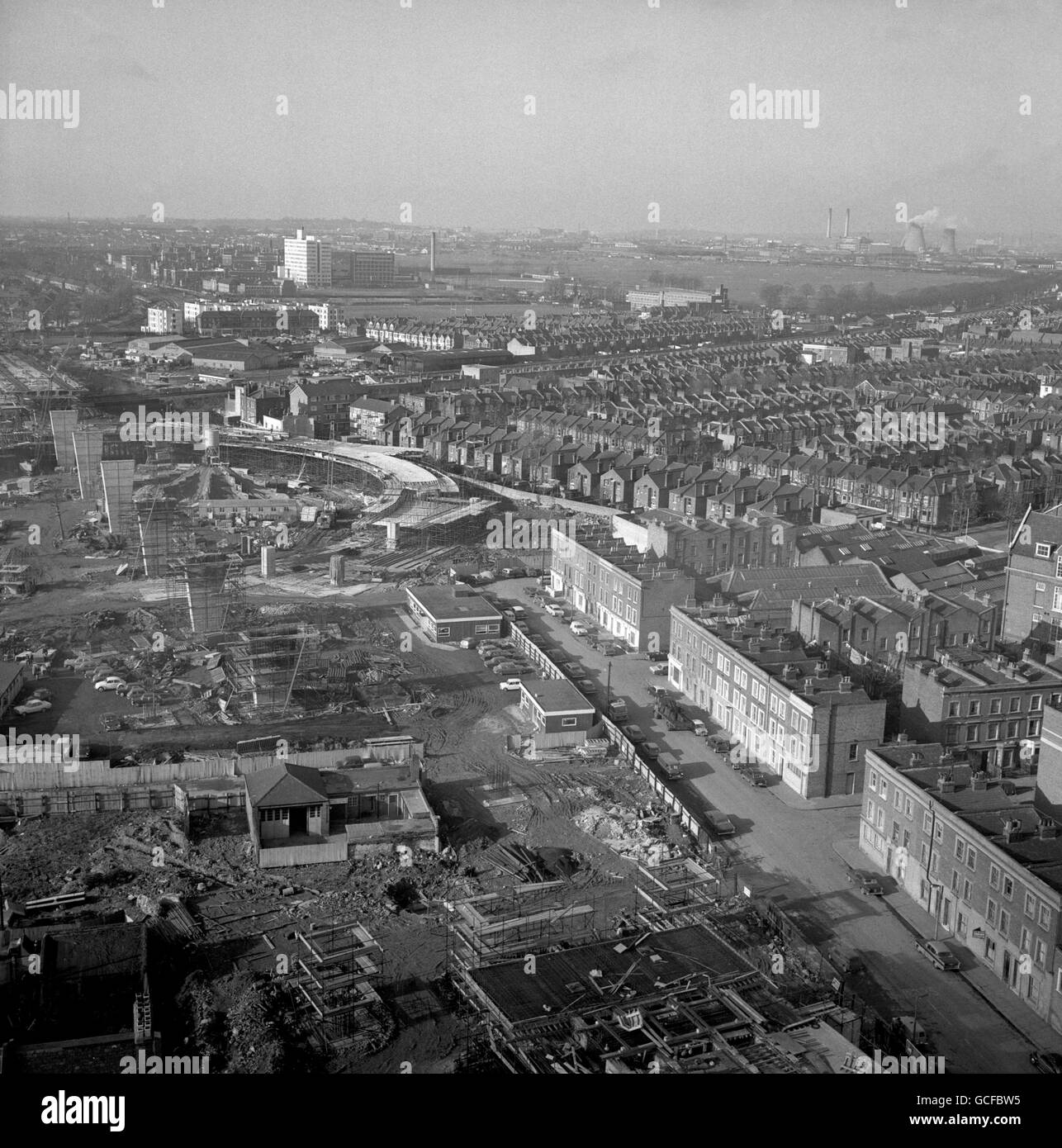 La Westway è in costruzione, una sezione a due carreggiate sopraelevata lunga 2.5 miglia della A40 nella parte ovest di Londra che va da Paddington a North Kensington. È stato costruito per alleviare la congestione a Shepherd's Bush causata dal traffico da Western Avenue. Foto Stock
