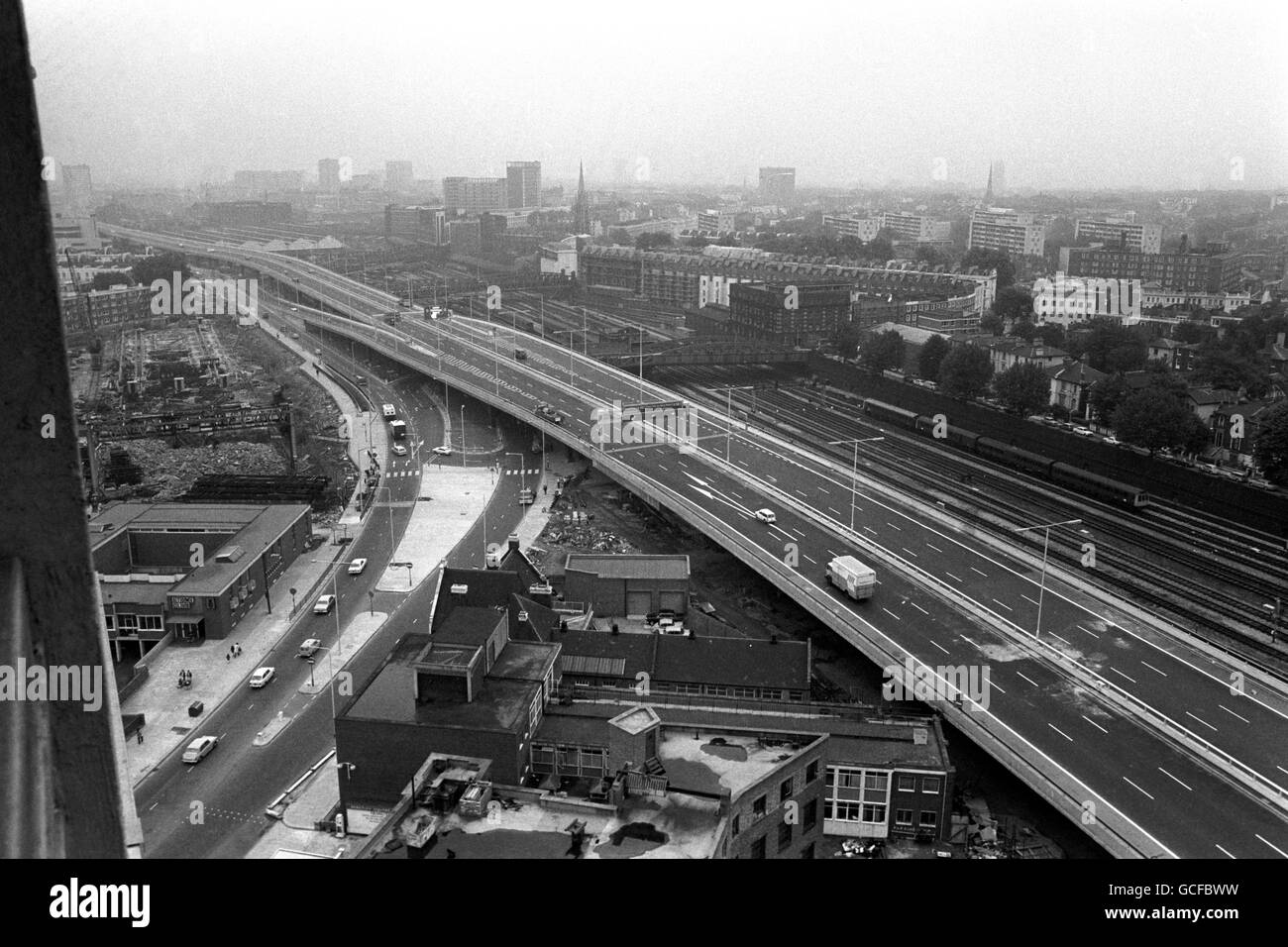 La strada sopraelevata che è la Paddington End di Westway, l'estensione di 30 milioni di Western Avenue, una sezione sopraelevata di 2.5 miglia a doppia carreggiata della A40 Route nella parte ovest di Londra che va da Paddington a North Kensington. È stato costruito per alleviare la congestione a Shepherd's Bush causata dal traffico da Western Avenue. Foto Stock