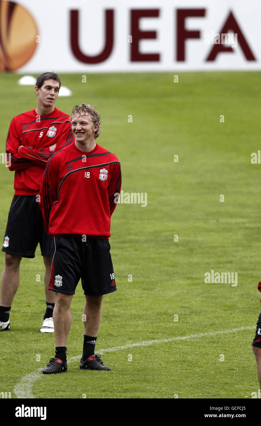 Calcio - Europa League - Semifinale - prima tappa - Atletico Madrid v Liverpool - Liverpool Press Conference and Training - Vic.... Daniel Agger di Liverpool e Dirk Kuyt (a destra) durante la sessione di allenamento al Vicente Calderon Stadium, Madrid, Spagna. Foto Stock