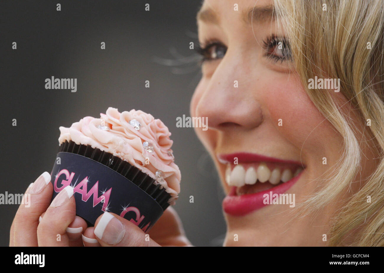 Modello Lorna Keir detiene una tazza torta del valore di 100,000 durante una fotocellula a Rox a Glasgow per promuovere il consumatore femminile evento Glam. Foto Stock