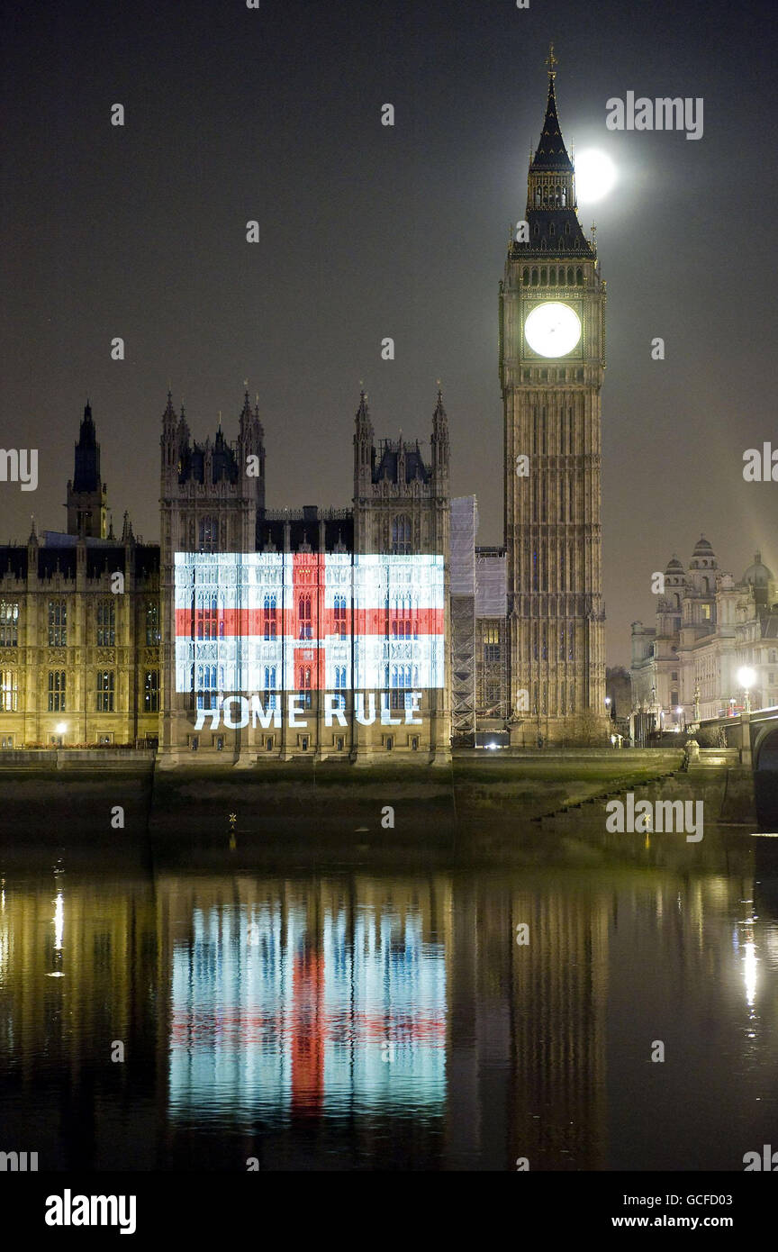 Un'immagine della bandiera inglese con le parole 'Home Rule' è stata proiettata sulle Camere del Parlamento dal gruppo democratico POWER2010 come parte di una protesta del giorno di San Giorgio per chiedere la fine del voto di parlamentari non inglesi sulle leggi inglesi a Westminster. Foto Stock