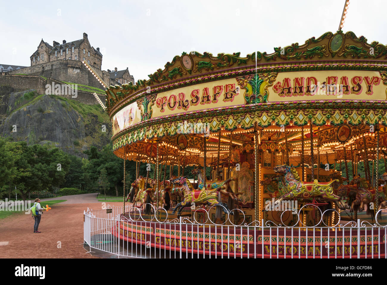 Giostra in Princes Street Gardens con vista sul Castello di Edimburgo, Edimburgo, Scozia Foto Stock