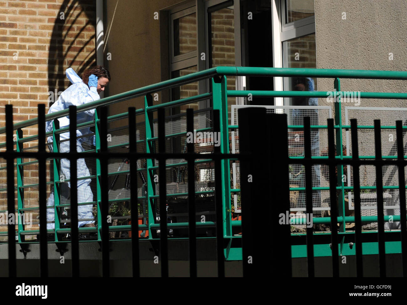 Una scena di ufficiale del crimine su un balcone di un blocco di appartamenti nel centro di Londra che è sede del segretario di difesa ombra Liam Fox, dopo che i ladri hanno rubato l'automobile del politico più anziano di Tory e un computer portatile che era in esso in un burglary. Foto Stock