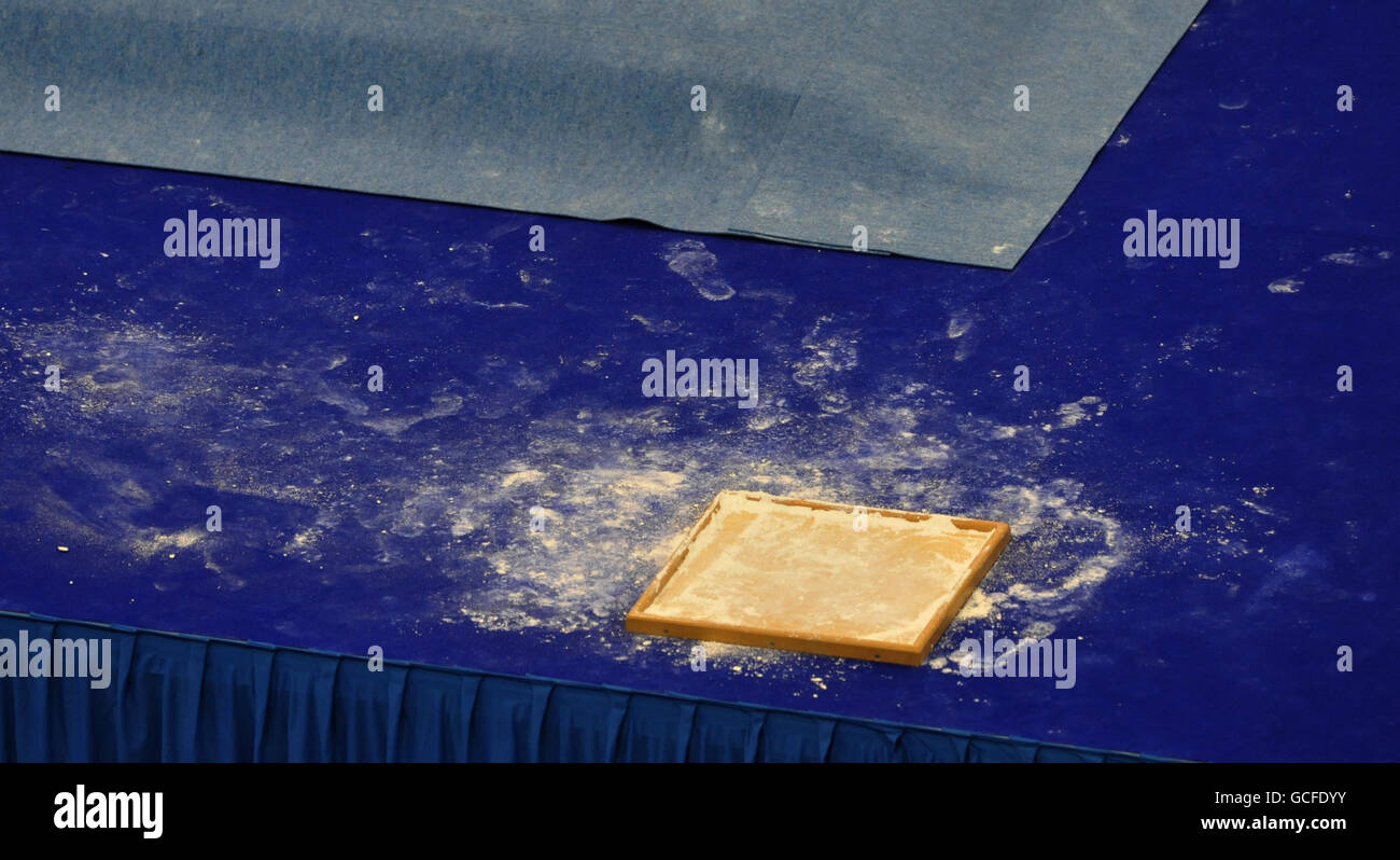 Ginnastica - Campionati europei Mens 2010 - Day One - Arena Nazionale al coperto. Gesso sul pavimento durante i Campionati artistici europei alla NIA, Birmingham. Foto Stock