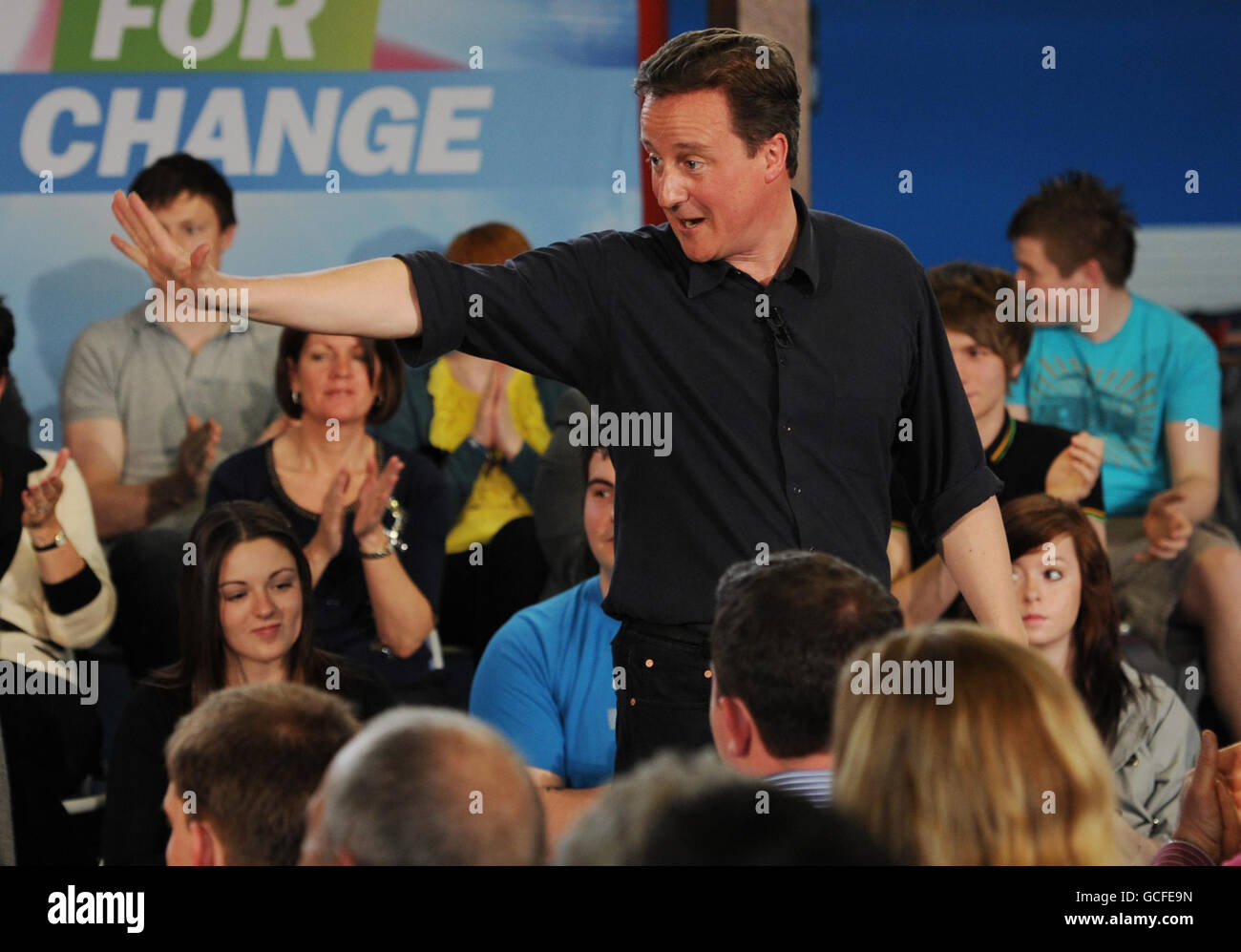 Il leader del Partito conservatore David Cameron tiene un incontro di comunità allo Stockton Sesto Form College nella circoscrizione di Stockton South su Teeside. Foto Stock