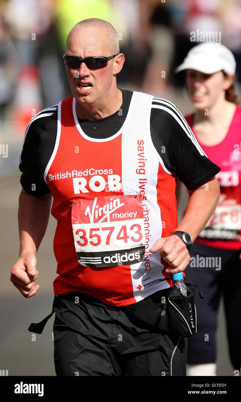 Un corridore passa attraverso Parliament Square, mentre partecipa alla Virgin London Marathon del 2010, Londra. Foto Stock