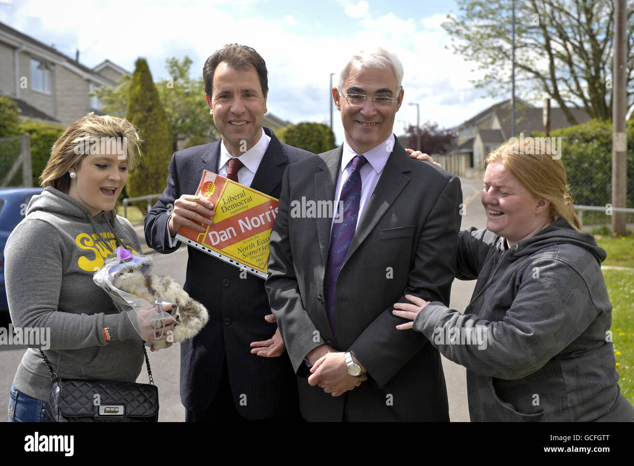 Il Cancelliere Alistair Darling e il Partito laburista Dan Norris pongono per le immagini con Natalie Cummings, 20 anni (a sinistra) e Alison McCausland (a destra), 20 anni, si battono porta a porta a Radstock nella sede marginale del Nord Est Somerset. Foto Stock