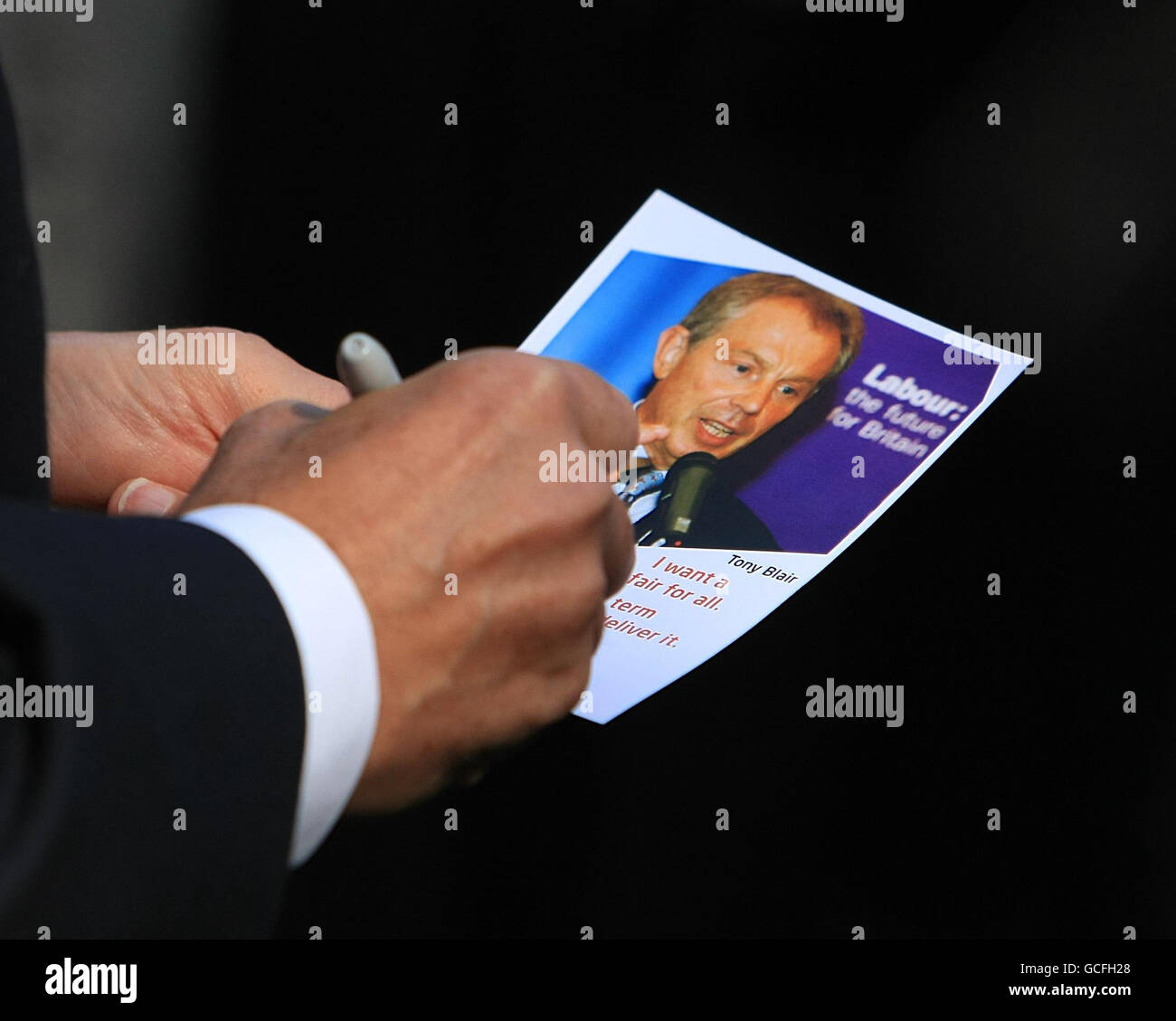 L'ex primo ministro Tony Blair firma un volantino della campagna mentre ci insegui con l'ex segretario all'interno Jacqui Smith nella sua circoscrizione di Redditch. Foto Stock