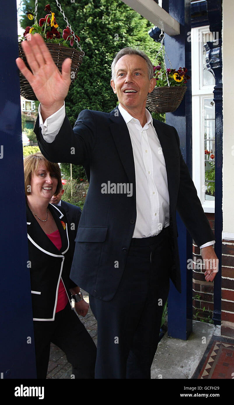L'ex primo ministro Tony Blair ha condotto una campagna a fianco dell'ex segretario agli interni Jacqui Smith nella sua circoscrizione di Redditch. Foto Stock