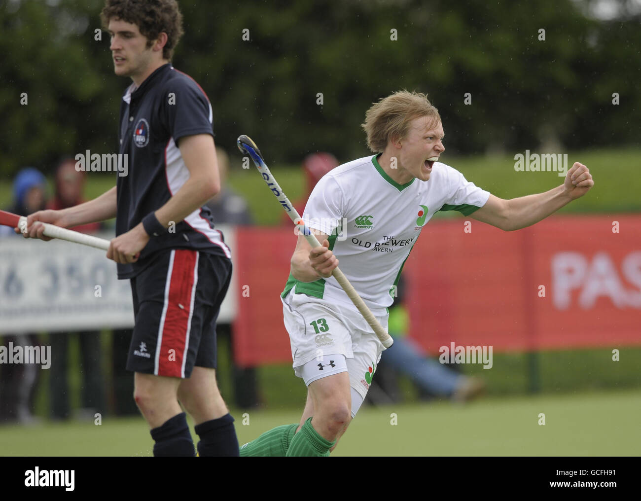 Michael Farrer di Canterbury celebra il punteggio contro Brooklands MU durante la loro partita di torneo promozionale al Cannock Hockey Club di Cannock. Foto Stock