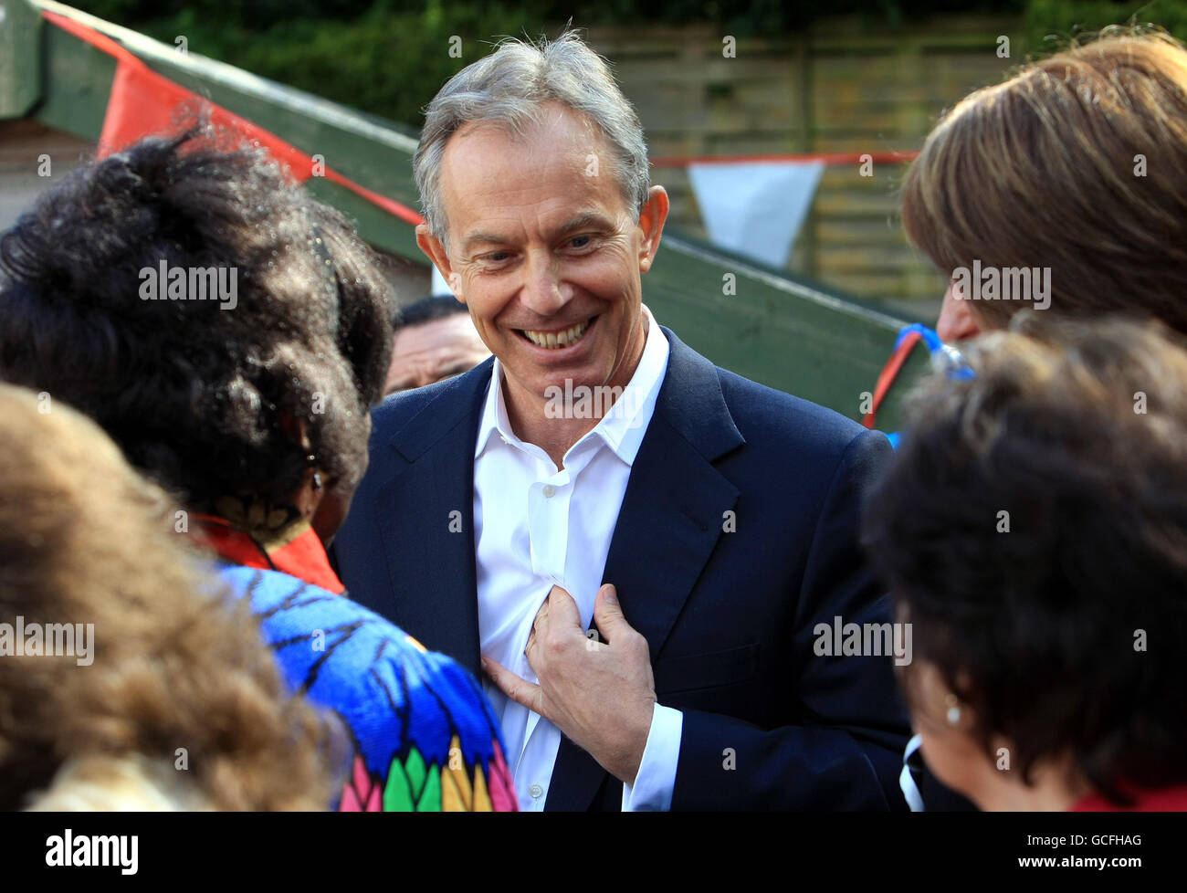 L'ex leader laburista Tony Blair sbottonerà la sua camicia per rivelare un crocifisso d'argento su una catena intorno al collo, mentre parlò con i sostenitori del partito laburista durante un incontro a Tamworth. Foto Stock