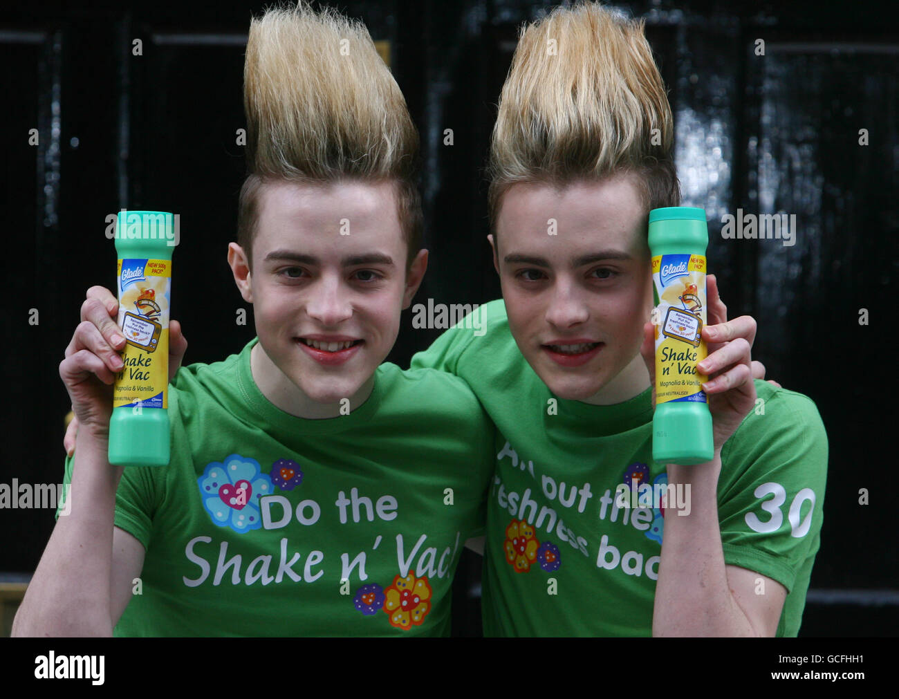 I gemelli John ed Edward Grimes, altrimenti noti come Jedward, si preparano a rifare la canzone Shake n' Vac degli anni '80 presso i Dean Street Studios di Soho, nel centro di Londra. PREMERE ASSOCIAZIONE foto. Data immagine: Martedì 4 maggio 2010. La canzone proviene dall'annuncio di Shake n' Vac, che nel 2009 è stato classificato come uno dei migliori annunci britannici di tutti i tempi e quest'anno avrà 30 anni. Il credito fotografico dovrebbe essere: Johnny Green/PA Wire Foto Stock