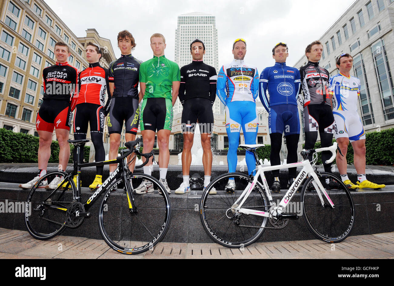 I ciclisti della serie Halfords Tour durante la fotocellula a Cabot Square, Canary Wharf, Londra. Foto Stock