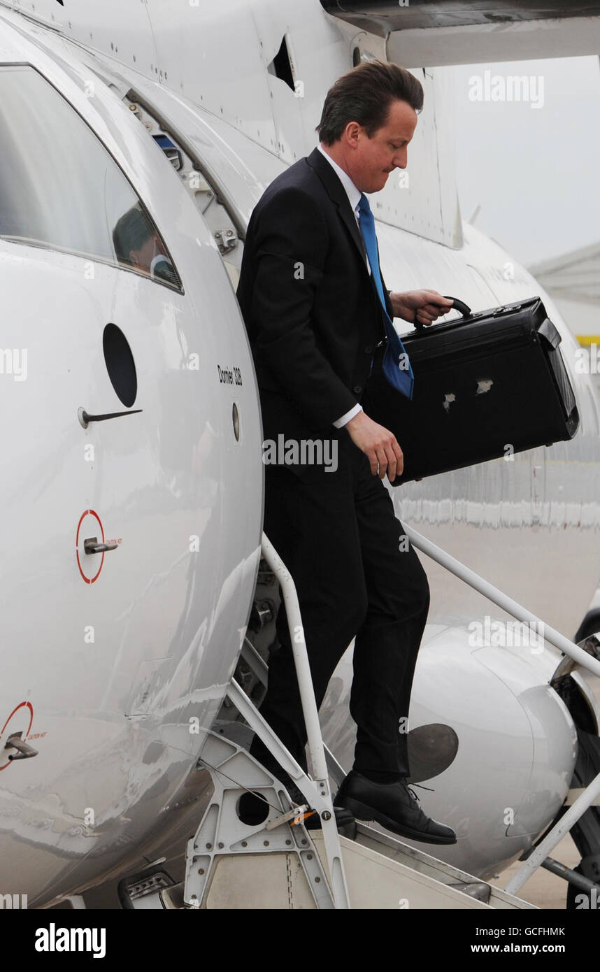 Il leader del Partito conservatore David Cameron esce da un aereo quando arriva a Belfast per una visita in Irlanda del Nord come parte della sua campagna elettorale. Foto Stock