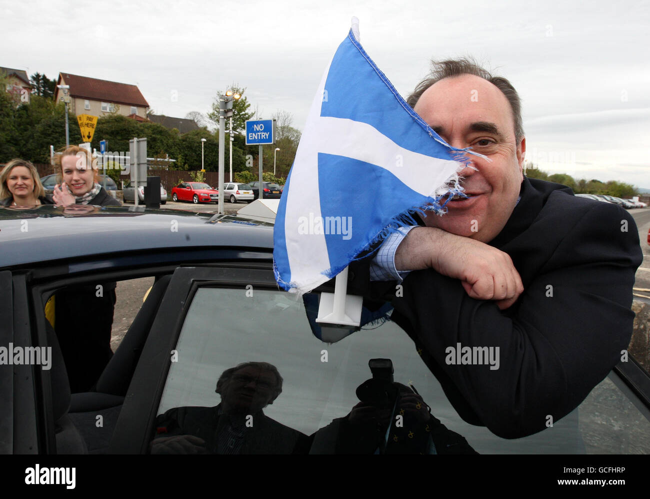 Il leader della SNP Alex Salmond arriva a Falkirk in un tour whistlestop dei principali seggi elettorali del paese. Foto Stock