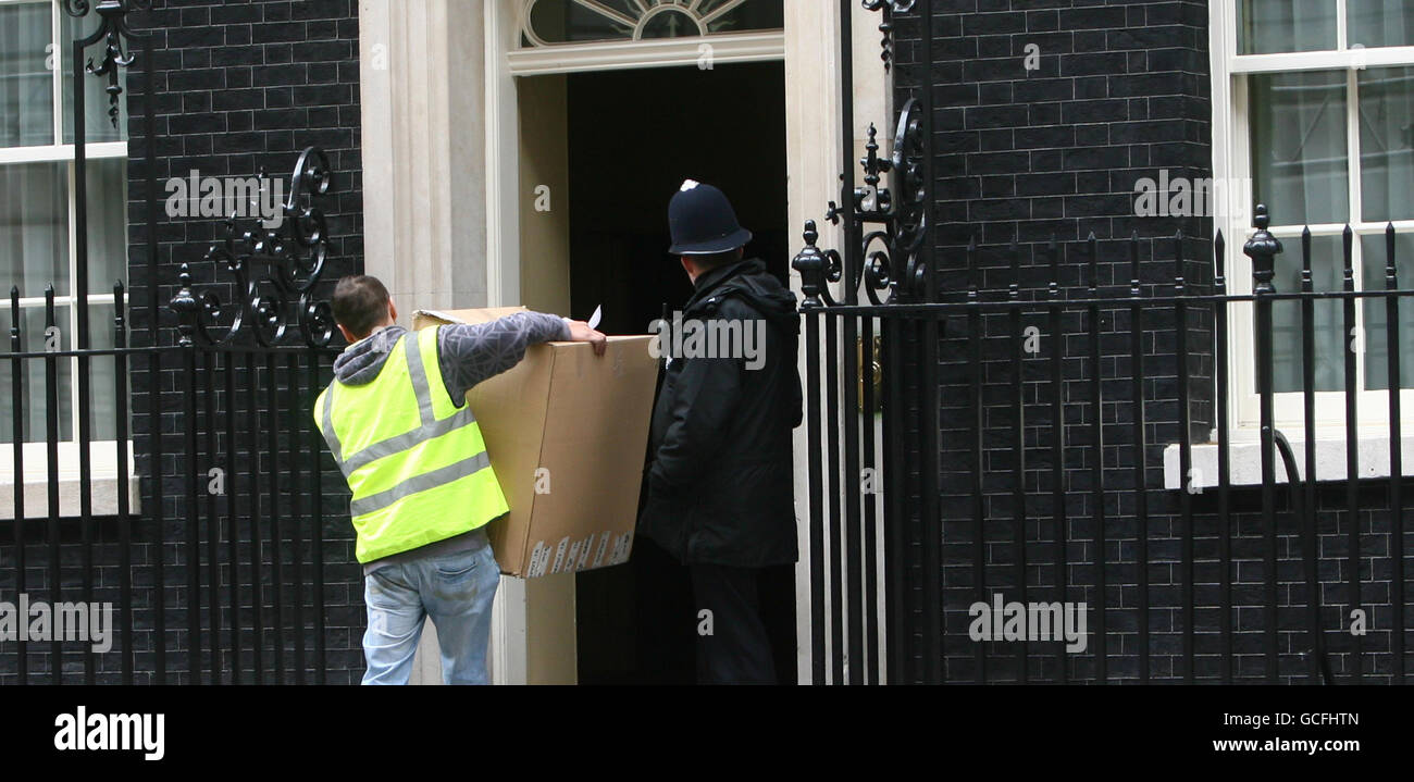 Una consegna è fatta a 10 Downing Street a Westminster, centro di Londra, mentre il giorno generale delle elezioni si avvicina. Foto Stock