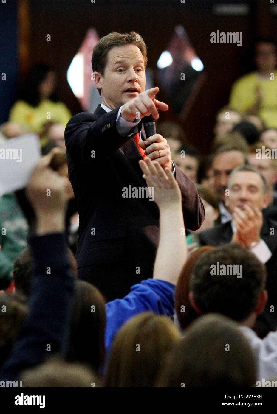 Il leader liberal-democratico Nick Clegg prende le domande dal pubblico dopo aver tenuto un discorso nella circoscrizione di Liverpool di Wavertree, durante una visita alla campagna elettorale generale a Merseyside. Foto Stock