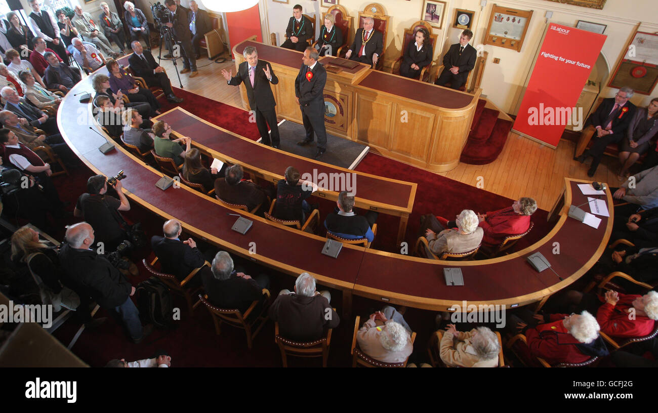 Il primo ministro Gordon Brown (a sinistra) parla ai sostenitori laburisti della Camera del consiglio del Municipio di Flint, Clwyd, Galles del Nord, durante una giornata di campagna elettorale generale. Foto Stock