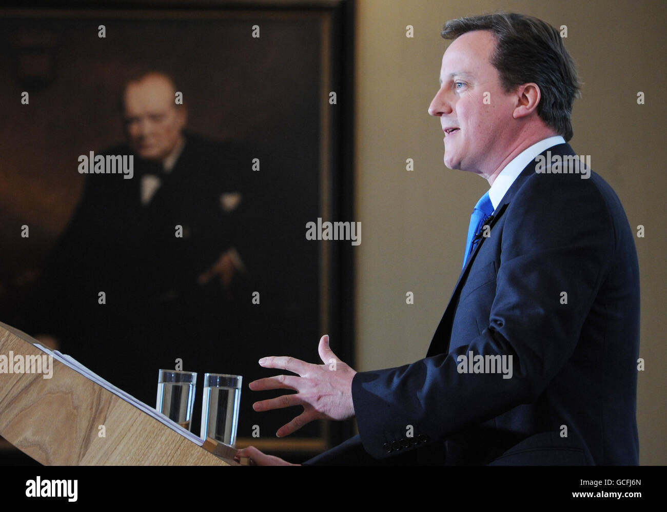 David Cameron, leader del partito conservatore presso il St Stephen's Club nel centro di Londra, per tenere una conferenza stampa dopo il risultato delle elezioni generali del 2010. Foto Stock