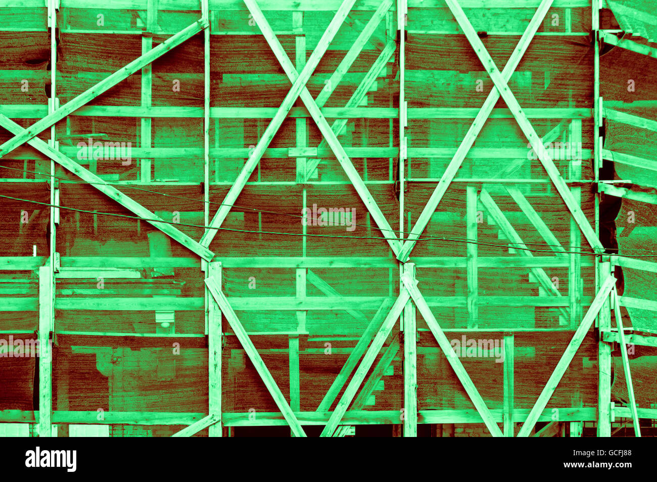 Impressionante la luce verde scuro rossiccio quadro di colore verdastro al di fuori di un edificio in stile ucraino Foto Stock