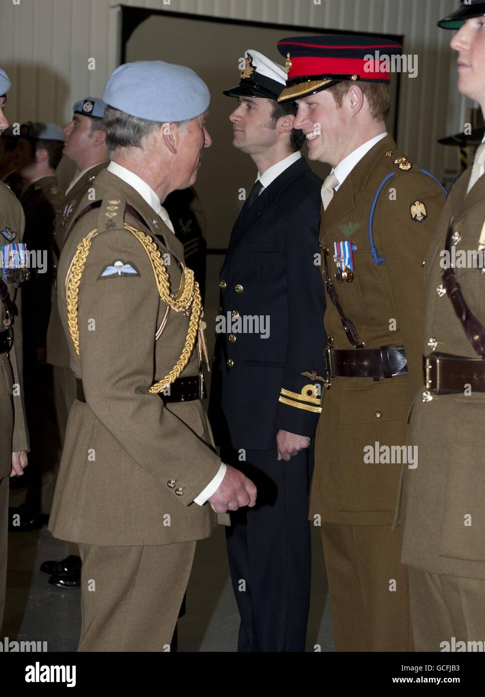 Il principe Harry riceve le sue ali volanti da suo padre, il principe del Galles, durante una cerimonia di laurea da un corso avanzato di addestramento dell'elicottero al museo del Wallop medio dell'esercito a Strockbridge, Hampshire. Foto Stock