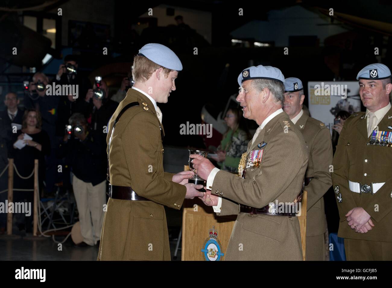 Il principe Harry riceve le sue ali volanti da suo padre, il principe del Galles, durante una cerimonia di laurea da un corso avanzato di addestramento dell'elicottero al museo del Wallop medio dell'esercito a Strockbridge, Hampshire. Foto Stock