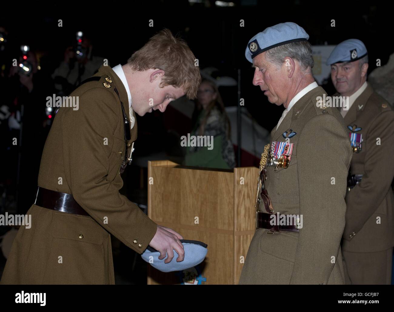 Il principe Harry riceve le sue ali volanti da suo padre, il principe del Galles, durante una cerimonia di laurea da un corso avanzato di addestramento dell'elicottero al museo del Wallop medio dell'esercito a Strockbridge, Hampshire. Foto Stock