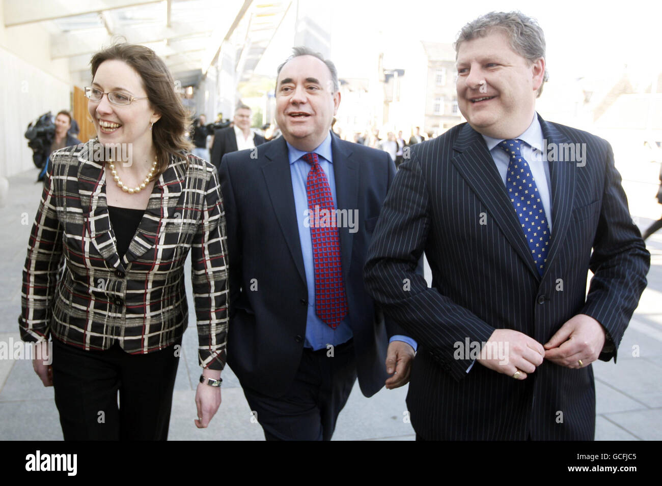 Il leader della SNP Alex Salmond con i membri della SNP Eilidh Whiteford e Angus Robertson (a destra) fuori dal Parlamento scozzese di Edimburgo. Foto Stock