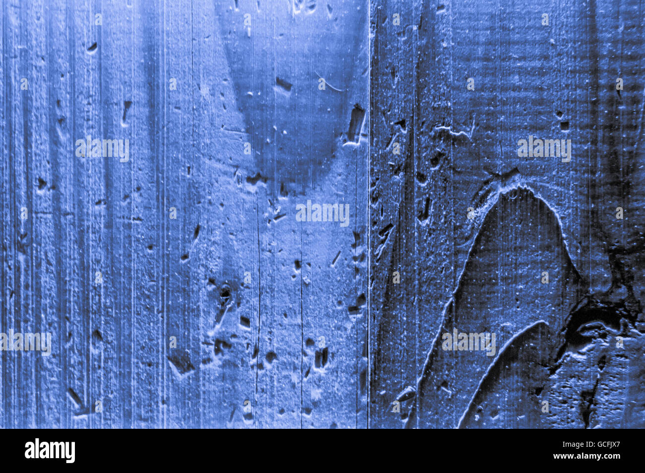 Ruvido legno sgranate principalmente la luce blu grigio bluastro colori indigo hard light closeup Foto Stock