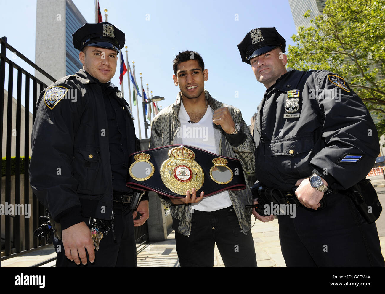 Amir Khan (centro) della Gran Bretagna si pone con gli ufficiali di polizia di fronte alla sede delle Nazioni Unite durante la chiamata dei media a New York City, USA. Foto Stock