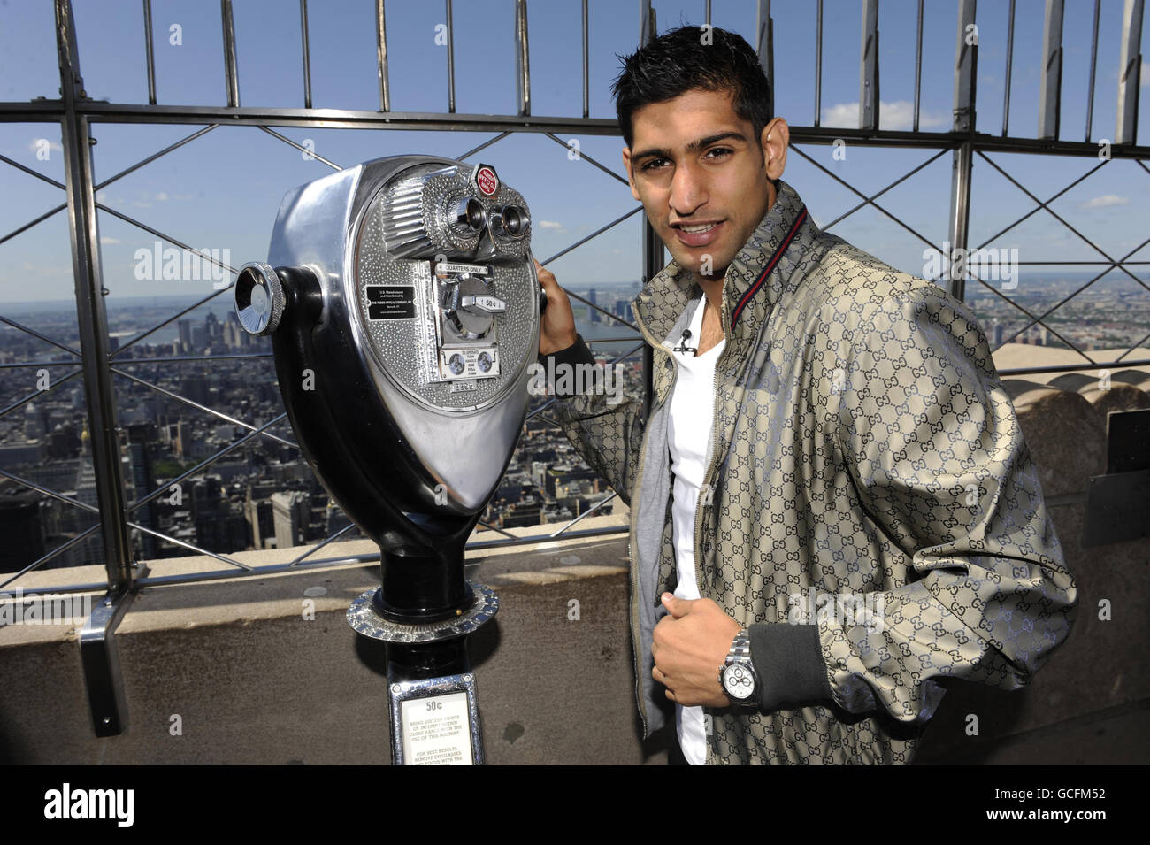 Amir Khan della Gran Bretagna si trova in cima all'Empire state Building durante la chiamata dei media a New York City, USA. Foto Stock