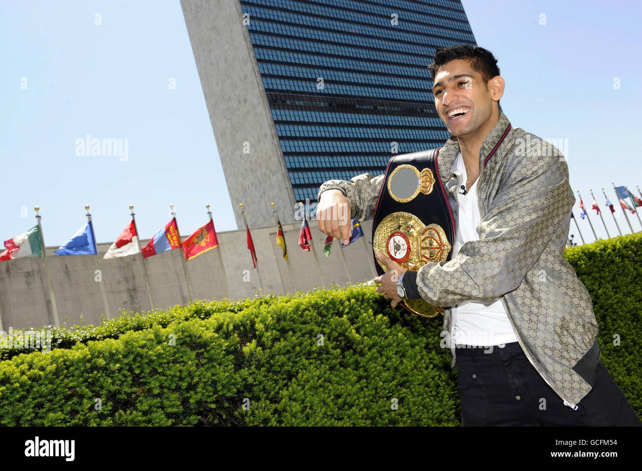 Amir Khan della Gran Bretagna ride mentre si pone di fronte alla sede delle Nazioni Unite durante la chiamata dei media a New York City, USA. Foto Stock