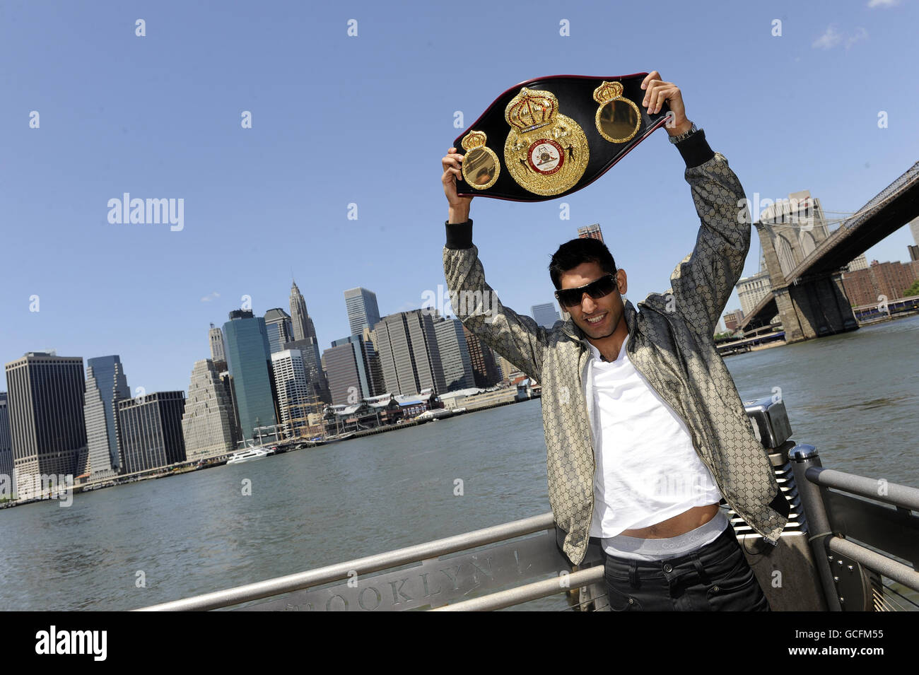 Amir Khan della Gran Bretagna si trova di fronte al ponte di Brooklyn durante la chiamata dei media a New York City, USA. Foto Stock