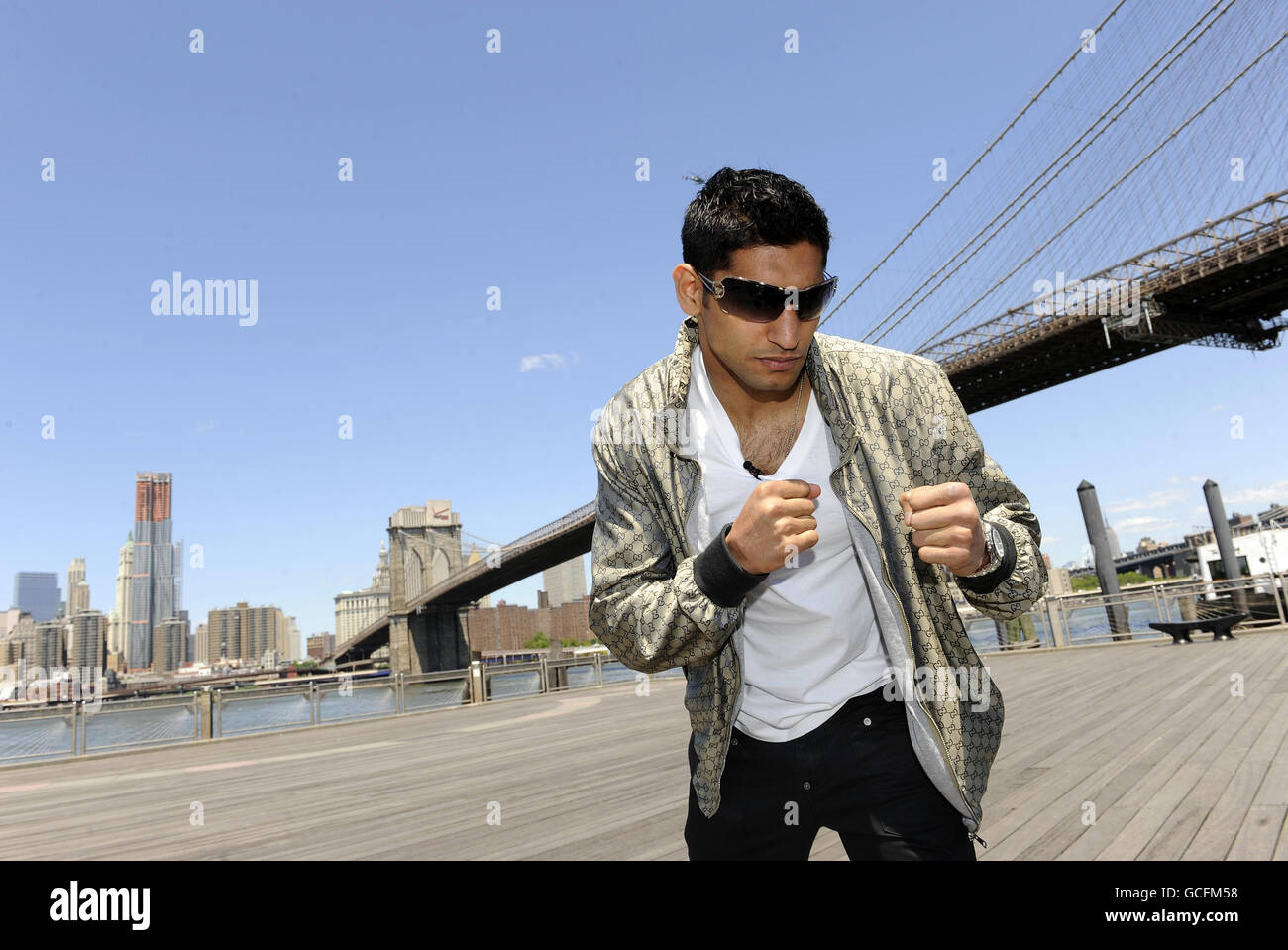 Amir Khan della Gran Bretagna si trova di fronte al ponte di Brooklyn durante la chiamata dei media a New York City, USA. Foto Stock