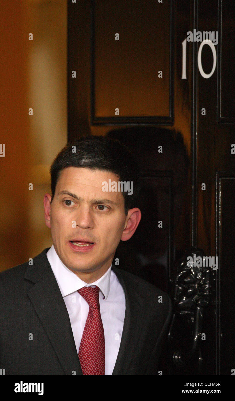 Il Segretario degli Esteri David Miliband parte dopo una riunione del gabinetto al 10 Downing Street, Londra. Foto Stock