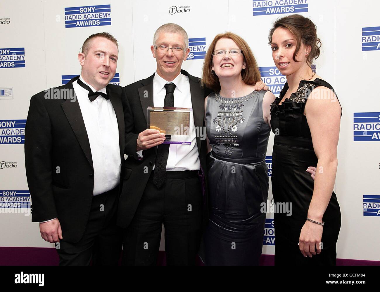 Beth Tweddle (a destra) presenta il premio Best Sports Program al team Sportsound al Sony radio Academy Awards 2010 presso il Grosvenor House Hotel di Londra Foto Stock