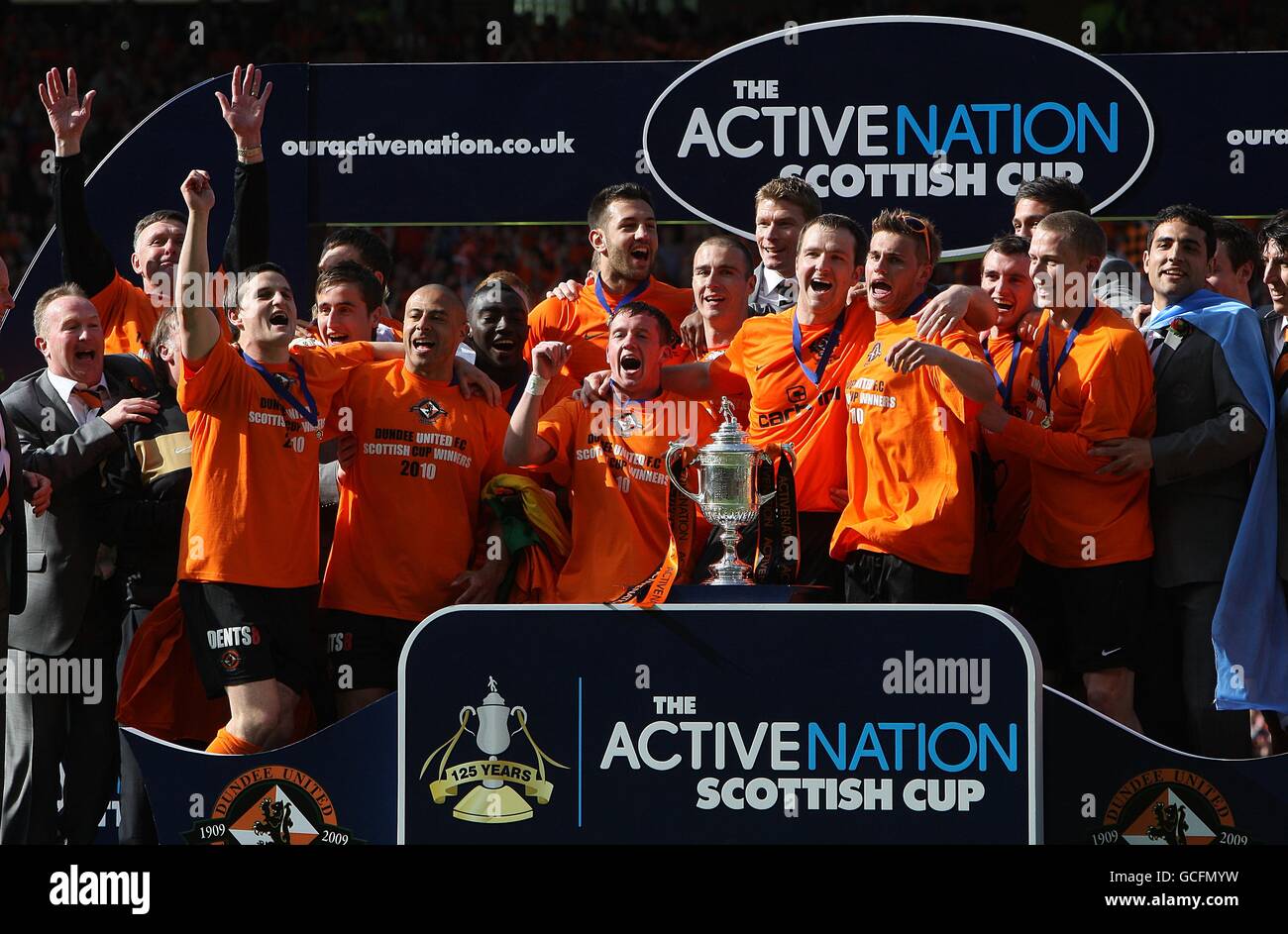 Calcio - Coppa Scozia - finale - Ross County / Dundee United - Hampden Park. I giocatori del Dundee United celebrano la Coppa scozzese di Active Nation Foto Stock