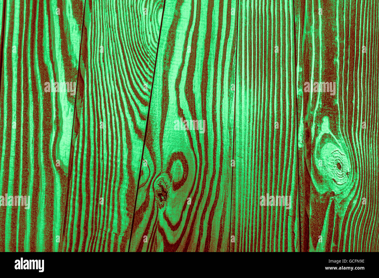 Perfetta luce verde scuro rossiccio irregolari di colore verdastro vecchio e ruvido legname close-up sfondo texture Foto Stock